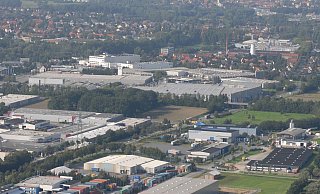 Bad Salzuflen ist nicht nur ein Kurort, sondern auch ein bedeutender Wirtschaftsstandort. Das Luftbild zeigt Teile der Gewerbegebiete Meierweg und Benzstraße mit dem Messezentrum.  - Messe OWL GmbH