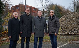 Fachbereichsleiter Frank Rayczik, Bürgermeister Matthias Kalkreuter, Landrat Dr. Axel Lehmann und Beigeordneter Thorsten Paulussen (von links) verschaffen sich einen Eindruck vom vorgesehenen Grundstück. - Cordula Gröne