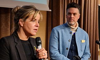 Höchst engagiert und mit sehr viel Herz trat die stellvertretende NRW-Ministerpräsdidentin Mona Neubaur gemeinsam mit dem Grünen-Bundestagsabgeordneten Robin Wagener vor die Zuhörer im kleinen Saal der Stadthalle Detmold. - Marianne Schwarzer