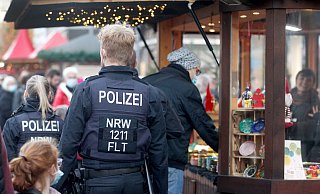 Auch in diesem Jahr zeigt die Polizei in Nordrhein-Westfalen auf Hunderten Weihnachtsmärkten Präsenz. (Archivbild) - Roland Weihrauch/dpa Auch in diesem Jahr zeigt die Polizei in Nordrhein-Westfalen auf Hunderten Weihnachtsmärkten Präsenz. (Archivbild) - Roland Weihrauch/dpa