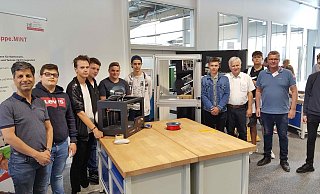 Technik, die begeistert: Die Schüler Fateh, Mike, Luca, Tim, Michael, Anthony, David und Jarno von der Heinrich-Drake-Realschule präsentieren stolz ihren Drucker und Transportwagen. Techniklehrer Morteza Atrsaie (links), Thomas Mahlmann vom zdi-Zentrum Lippe.MINT (Zweiter von rechts) und Günter Schröder von der Firma Weidmüller (Vierter von rechts) freuen sich. - Kreis Lippe
