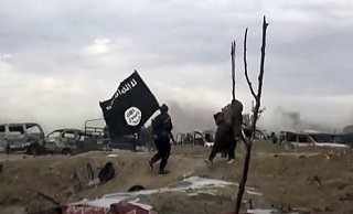 Solche Bilder soll es im Netz nicht mehr geben: Europ&auml;ische Ermittler haben Server des IS-Sprachrohrs Amak erfolgreich angegriffen und lahmgelegt. - Foto: Uncredited/Amaq News Agency/AP/dpa