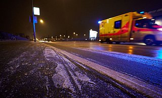 Auf den Stra&szlig;en hat sich am Donnerstagnachmittag gef&auml;hrliche Eisgl&auml;tte gebildet. - J&ouml;rg Carstensen/dpa