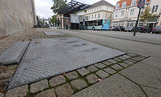 Am Rosental gibt es schon Unterflur-Müllbehälter. Äußerlich sind sie nur durch eine Metallplatte im Boden zu erkennen. Foto: Jost Wolf - Jost Wolf