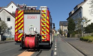 Diese Ölspur behinderte den Verkehr am Freitagnachmittag. - Feuerwehr Detmold/Christopher Rieks Diese Ölspur behinderte den Verkehr am Freitagnachmittag. - Feuerwehr Detmold/Christopher Rieks