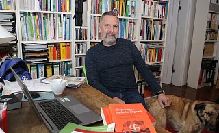 Oliver Arnhold in seinem Arbeitszimmer, der Studiendirektor am Grabbe-Gymnasium veröffentlicht bald sein neues Fachbuch zur Geschichte der evangelischen Kirche in der NS-Zeit. - Till Sadlowski Oliver Arnhold in seinem Arbeitszimmer, der Studiendirektor am Grabbe-Gymnasium veröffentlicht bald sein neues Fachbuch zur Geschichte der evangelischen Kirche in der NS-Zeit. - Till Sadlowski