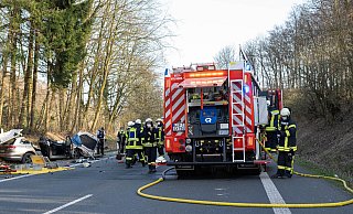 Auf der Barntruper Straße sind zwei Autos frontal ineinander geprallt. - Tim Freitag/FREITAG Medien Gruppe