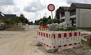 Die Kreuzung Afrikastraße/Lönsweg ist nach wie vor gesperrt. Die Stadt hofft, dass es keine weiteren wetterbedingten Unterbrechungen gibt. An der Seite liegen noch die Sandsäcke. - Lorraine Brinkmann Die Kreuzung Afrikastraße/Lönsweg ist nach wie vor gesperrt. Die Stadt hofft, dass es keine weiteren wetterbedingten Unterbrechungen gibt. An der Seite liegen noch die Sandsäcke. - Lorraine Brinkmann