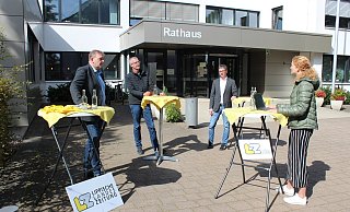 Liefern sich hitzige Diskussionen: Ulrich Meyer zu Evenhausen (FDP), Axel Meckelmann (CDU) und Martin Hoffmann (SPD) möchten Bürgermeister von Leopoldshöhe werden. Die Runde moderiert hat LZ-Redakteurin Kirsten Fuhrmann. - Karolina Schmidt Liefern sich hitzige Diskussionen: Ulrich Meyer zu Evenhausen (FDP), Axel Meckelmann (CDU) und Martin Hoffmann (SPD) möchten Bürgermeister von Leopoldshöhe werden. Die Runde moderiert hat LZ-Redakteurin Kirsten Fuhrmann. - Karolina Schmidt