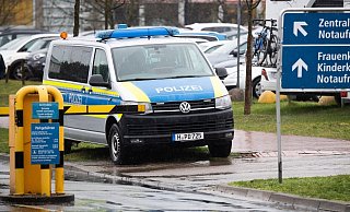 Polizei vor der Medizinischen Hochschule Hannover: Die Bewachung des mutma&szlig;lichen Clan-Mitglieds soll fast 900.000 Euro gekostet haben. - Foto: Julian Stratenschulte/dpa