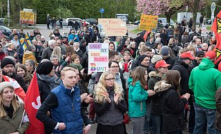 Am Schulzentrum in Lage protestierten 2017 Hunderte lautstark gegen den Auftritt von Marcus Pretzell von der AfD. Für die Demo am Samstag sind 300 Personen angemeldet. - Archivfoto: Torben Gocke Am Schulzentrum in Lage protestierten 2017 Hunderte lautstark gegen den Auftritt von Marcus Pretzell von der AfD. Für die Demo am Samstag sind 300 Personen angemeldet. - Archivfoto: Torben Gocke