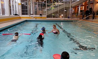 Angebot wird fortgesetzt: Die städtische Schwimmmeisterin Sonja Jakobskrüger half im Winter 2018 Schülern beim Schwimmen lernen. Diese Schwimmunterstützung soll es auch diesen Winter wieder geben. - Archivfoto: Jost Wolf Angebot wird fortgesetzt: Die städtische Schwimmmeisterin Sonja Jakobskrüger half im Winter 2018 Schülern beim Schwimmen lernen. Diese Schwimmunterstützung soll es auch diesen Winter wieder geben. - Archivfoto: Jost Wolf