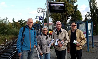 Forderungen: Willi W&auml;chter (links) und Margret Klinke fordern Verbesserungen f&uuml;r den Bahnhof in Asemisssen. Sie werden dabei vom Verkehrspolitiker Siegfried Habicht und vom Behindertenbeauftragten der Gemeinde, Wolfgang Glauer, unterst&uuml;tzt - Thomas Dohna
