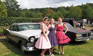Cindy Wesseling, Sabrina Kadner und Ramona Kadner haben sich eigens für solche Anlässe passende Kleider gekauft. Die drei waren ein beliebtes Fotomotiv. - Tanja Andersen Cindy Wesseling, Sabrina Kadner und Ramona Kadner haben sich eigens für solche Anlässe passende Kleider gekauft. Die drei waren ein beliebtes Fotomotiv. - Tanja Andersen