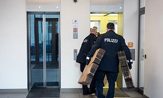 420 Polizisten waren an der Gro&szlig;razzia im Norden Deutschlands beteiligt. - Foto: Christian Charisius/dpa
