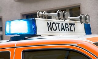 Die Fußgängerin wurde beim Überqueren einer Straße übersehen. - dpa
