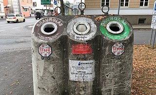 Stark verschmutzt: Auch der Altglascontainer am Kaiser-Wilhelm-Platz gibt kein sauberes Bild ab. - Jana Beckmann Stark verschmutzt: Auch der Altglascontainer am Kaiser-Wilhelm-Platz gibt kein sauberes Bild ab. - Jana Beckmann