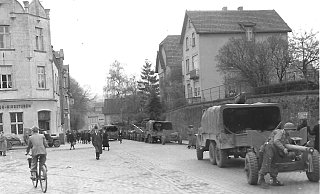 Bild vom Kriegsende in Bad Salzuflen: Es zeigt amerikanische Soldaten am Herforder Tor am 5. April 1945. - Sammlung Stefan Wiesekopsieker Bild vom Kriegsende in Bad Salzuflen: Es zeigt amerikanische Soldaten am Herforder Tor am 5. April 1945. - Sammlung Stefan Wiesekopsieker