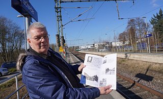 Eisenbahnfreund Konrad Soppa hat sich bereits vor 15 Jahren intensiv mit der Geschichte des Schiederaner Bahnhofes befasst und eine Chronik verfasst.  - Michaela Weiße