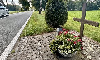 Das Gedenkkreuz an der Klausheider Straße in Hövelhof erinnert auch 31 Jahre nach dem Mord noch an Taxifahrer Hansi Funke. An diesem Ort wurde der Leichnam nach der Tat entdeckt. - Jens Reddeker