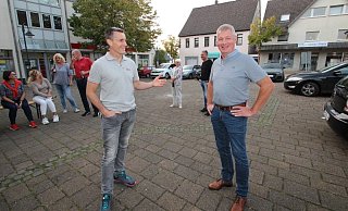 Hat die meisten Stimmen auf sich vereinigt: Frank Meier (rechts, mit Stefan Korbach), Bürgermeisterkandidat der Wählergruppe "Zukunft Extertal", am Wahlabend auf dem Rathausplatz. - Jens Rademacher Hat die meisten Stimmen auf sich vereinigt: Frank Meier (rechts, mit Stefan Korbach), Bürgermeisterkandidat der Wählergruppe "Zukunft Extertal", am Wahlabend auf dem Rathausplatz. - Jens Rademacher