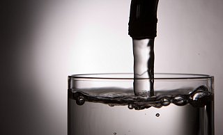 Es läuft: In Lemgo ist der Wasserverbrauch in den vergangenen Jahren wieder angestiegen. Engpässe im warmen Sommer gab es in Lemgo aber nicht. - Lukas Schulze/dpa