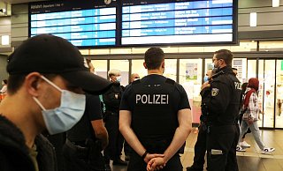 Bundespolizisten kontrollieren auf dem Essener Hauptbahnhof die Einhaltung der Maskenpflicht. - Foto: Oliver Berg/dpa
