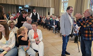 Manfred Hilbrink-Späth (links vorne im Gang) hatte mit seinem Team die Podiumsdiskussion im Bürgerhaus für das Lagenser Bündnis gegen Rechts organisiert und begrüßte einige Gäste. Das Interesse war sehr groß, viele mussten im Eingang stehen. - Astrid Sewing