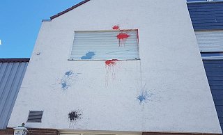 Unbekannte haben nach Angaben von Wirt Kurt Gnade am frühen Sonntagmorgen Farbbeutel auf die Fassade des Gasthofs geworfen. - Kurt Gnade
