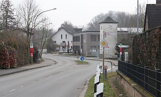 Der Bereich vor der August-Hermann-Francke-Schule an der Ehlenbrucher Straße ist laut Anwohnern auch weiterhin ein Problem. Doch Stadt, Kreis und Polizei sind in Gesprächen, um für Besserung zu sorgen. - Cordula Gröne