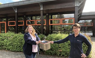 Auf die neue Mensa in der Südschule freuen sich Rektorin Christine Beermann (rechts) und Kollegin Nadja Blumör. Küche und Speisesaal werden in einem Seitenflügel des Gebäudes (im Hintergrund) entstehen. - Till Brand