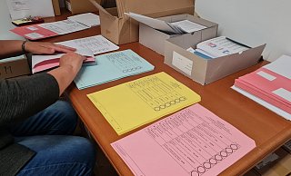 Noch mal neu sortieren: Die Stadt Blomberg muss nach dem plötzlichen Tod des Ratskandidaten Ralph Klaus Norbert Lange für den Wahlbezirk 016, also den größten Teil von Istrup, neue Stimmzettel drucken lassen. In diesem Wahlbezirk sind ab sofort bereits verschickte Wahlunterlagen ungültig. - Symbolfoto: Marianne Schwarzer Noch mal neu sortieren: Die Stadt Blomberg muss nach dem plötzlichen Tod des Ratskandidaten Ralph Klaus Norbert Lange für den Wahlbezirk 016, also den größten Teil von Istrup, neue Stimmzettel drucken lassen. In diesem Wahlbezirk sind ab sofort bereits verschickte Wahlunterlagen ungültig. - Symbolfoto: Marianne Schwarzer