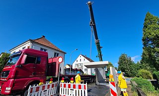 Am Mittwochmorgen wurden die Betonteile f&uuml;r die neue Br&uuml;cke zum Ententeich in Hohenhausen an der Lemgoer Stra&szlig;e angeliefert. Ein Kran hievte sie an die richtige Position. - Nadine Uphoff