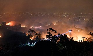 Immer n&auml;her kommen Feuer der Millionenmetropole Los Angeles im US-amerikanischen Bundesstaat Kalifornien. Bereits einige Wohngebiete sind vom sogenannten &laquo;Getty&raquo;-Feuer betroffen. - Foto: David Crane/Orange County Register via ZUMA/dpa