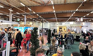 Die Messe „Shopping hoch 2" hat zur Premiere im vergangenen Jahr rund 3000 Besucherinnen und Besucher angelockt. In der Halle 21 wird es auch dieses Mal wieder viele Sitzgelegenheiten zum Verweilen geben. - Messe OWL Die Messe „Shopping hoch 2" hat zur Premiere im vergangenen Jahr rund 3000 Besucherinnen und Besucher angelockt. In der Halle 21 wird es auch dieses Mal wieder viele Sitzgelegenheiten zum Verweilen geben. - Messe OWL