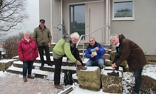 Schnüren symbolisch die Wanderschuhe: Gerhard Stemmler, Helmut Schilling, die Wanderführer Ulrike Jodeleit, Wolfgang und Brigitte Bomsdorf, die neben anderen zum Wanderbuch beitrugen (von rechts). - Dieter Asbrock