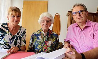 Tochter Ute Kirchhof, Margret Kreuder (mitte) und ihr Anwalt Ralf Fischer gehen die Akten vor dem Prozess durch. - Janet König Tochter Ute Kirchhof, Margret Kreuder (mitte) und ihr Anwalt Ralf Fischer gehen die Akten vor dem Prozess durch. - Janet König