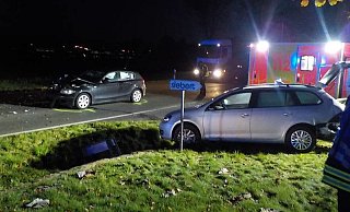 Bei dem Unfall am Donnerstagmorgen wurde eines der Autos derart verformt, dass die Feuerwehr die Tür aufspreizen musste. Erst dann konnte das Unfallopfer gerettet werden. - Feuerwehr Lemgo