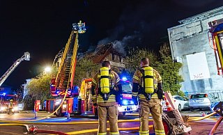 Rund 130 Einsatzkräfte sind in der Arminstraße am 10. April dieses Jahres im Einsatz, um den Brand in einem Gebäude der ehemaligen Sinalco-Werke zu löschen. - Freitag TV
