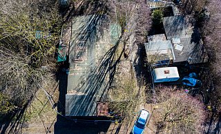Auf dem Campingplatz Eichwald parkt vor der Parzelle mit der Campinghütte des mutmaßlichen Täters ein Polizeiauto. Rechts davon steht der Campingwagen, aus dem die verschwundenen Beweismittel, stammen. Die Aufnahme ist vom 24. Februar 2019. - Archivfoto: Guido Kirchner/dpa
