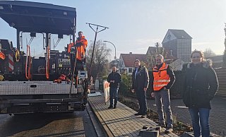 Liegt in den letzten Zügen: die Großbaustelle an der Ortsdurchfahrt Hohenhauser Straße. Nach Asphaltierung im Bereich Schürenbreder Weg kann die Straße noch im Dezember freigegeben werden. Vom Baufortschritt machen sich (von links) Bürgermeister Mario Hecker, MDL Jürgen Berghahn, Stefan Pohl (Gemeinde Kalletal) und Bauamtsleiterin Ewa Hermann ein Bild. - Sylvia Frevert