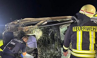 Das Auto blieb auf dem Feld liegen. Die Feuerwehr musste eine eingeklemmte Person befreien. - L&ouml;schzug B&ouml;singfeld