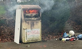 Dieser Altkleidercontainer hat am Neujahrstag in Barntrup gebrannt. - Feuerwehr Barntrup