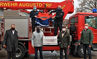 Anbei auch ein Bild von der Übergabe des Spendenchecks. Im Bild v.l.n.r.: Uwe Kronshage – Kassierer des Fördervereins für die Feuerwehr, Christoph Diekmann – Gemeindejugendfeuerwehrwart, Bernd Wasmus –Bürger für Bürger, Jörg Diekmann – Leiter der Feuerwehr, Wolfgang Langhafel – Bürger für Bürger, Klaus Schneider – 1. Vorsitzender des Fördervereins für die Feuerwehr. Foto: Feuerwehr Augustdorf - Feuerwehr Augustdorf