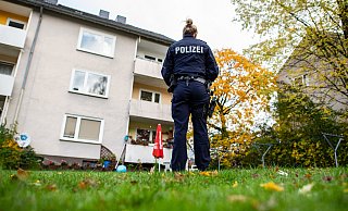 Eine Polizistin steht im Garten des Mehrfamilienhauses in Detmold, wo am Mittwochabend eine 15-Jährige ihren dreijährigen Halbbruder mit einem Messer getötet haben soll. - Guido Kirchner/dpa Eine Polizistin steht im Garten des Mehrfamilienhauses in Detmold, wo am Mittwochabend eine 15-Jährige ihren dreijährigen Halbbruder mit einem Messer getötet haben soll. - Guido Kirchner/dpa