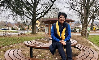 Bärbel Paetzold sitzt auf einem Tisch in „Rickmeyer’s Park" in Retzen. Sie will, dass sich die Menschen auch auf dem Dorf gut versorgt und nicht abgehängt fühlen. - Sven Kienscherf Bärbel Paetzold sitzt auf einem Tisch in „Rickmeyer’s Park" in Retzen. Sie will, dass sich die Menschen auch auf dem Dorf gut versorgt und nicht abgehängt fühlen. - Sven Kienscherf