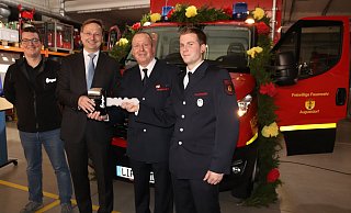 Der symbolische Schlüssel wanderte von einer Hand in die nächste. Von links: Rainer Peitz, Vertreter der Herstellerfirma, Fahrzeugführer Jannik Maas, Bürgermeister Andreas Wulf und Wehrführer Jörg Diekmann. - Knut Dinter