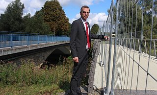Emmerbrücke: Bürgermeister Jörg Bierwirth findet die aktuelle Konstruktion zu gefährlich für Kinder. - Michaela Weiße Emmerbrücke: Bürgermeister Jörg Bierwirth findet die aktuelle Konstruktion zu gefährlich für Kinder. - Michaela Weiße