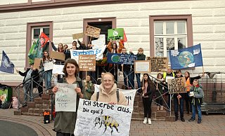 Chantal de Villele (links) und Eileen Wiebe haben die erste Klimademonstration in Blomberg organisiert. - Tanja Watermann Chantal de Villele (links) und Eileen Wiebe haben die erste Klimademonstration in Blomberg organisiert. - Tanja Watermann