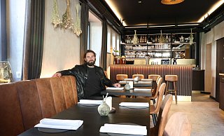 Daniel Clemens Fischer sitzt in seinem kleinen Restaurant "Porte Neuf" an der Woldemarstraße. - Alexandra Schaller Daniel Clemens Fischer sitzt in seinem kleinen Restaurant "Porte Neuf" an der Woldemarstraße. - Alexandra Schaller